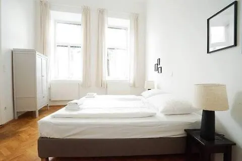 Large Near Akh, 3 Min To Metro Apartman