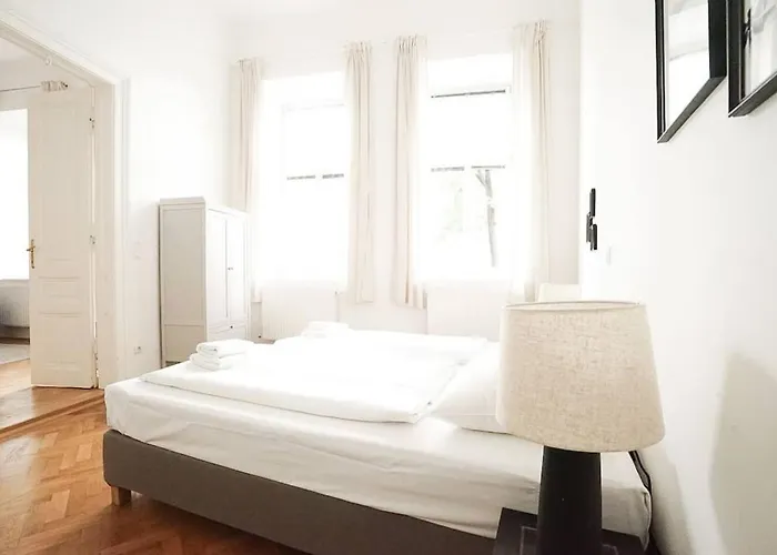 Large Near Akh, 3 Min To Metro Apartman