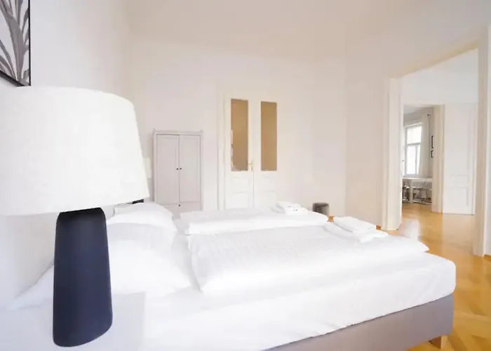 Large Near Akh, 3 Min To Metro Apartman *